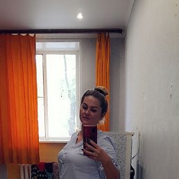 Ksenii, 40, 