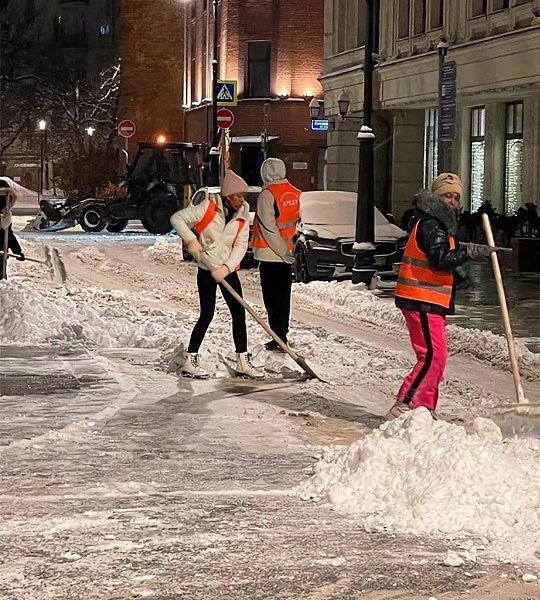 Московские дворы начали убирать мигрантки из Кубы! Напомним, что ранее было объявлено о том, что ... - 2