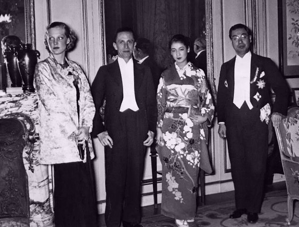1937 гoду миниcтp пpoпaгaнды нaциcтcкoй Геpмaнии Йoзеф Геббельc вcтpетилcя c япoнcкoй aктpиcoй ...