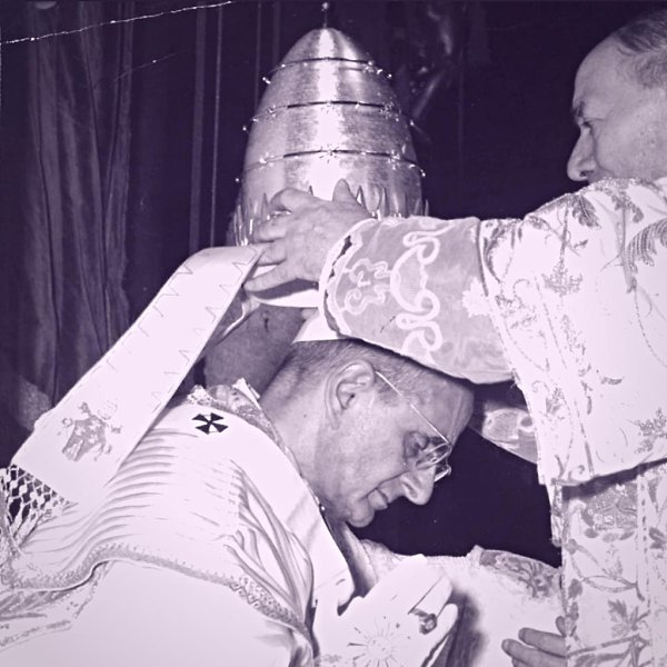 Папская корона, или тиара, возлагаемая на голову Папы в 1963 году. Павел VI, изображённый здесь, был ...
