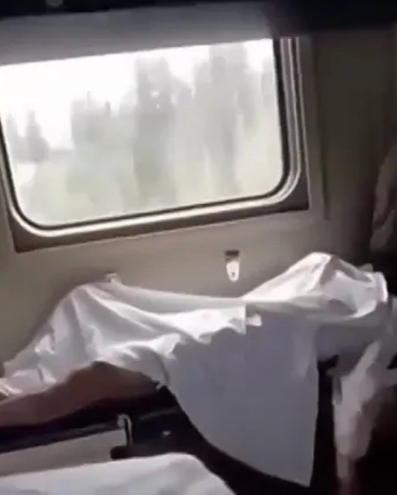 На борту самолёта, следовавшего из Сочи в Санкт-Петербург, произошёл инцидент с участием пассажирки, ... - 2