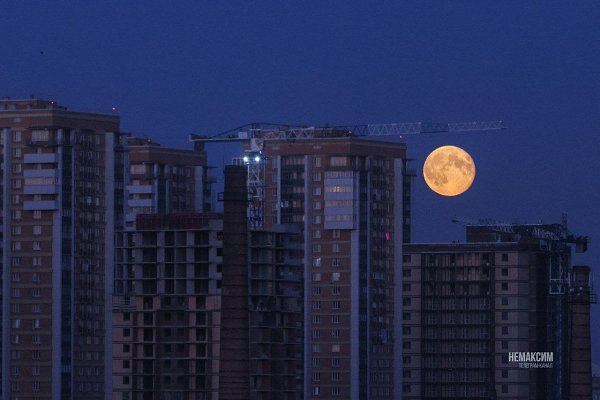 Суперлуние продолжается в Красноярске. Нашему спутнику пригодилась помощь крана... Фото: НЕМАКСИМ ...