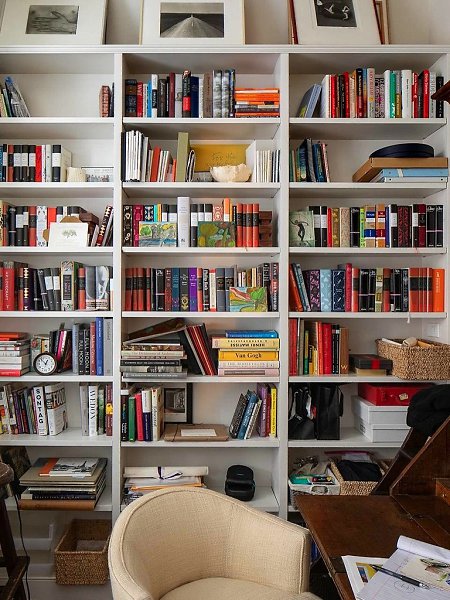Стеллаж во всю стену, как у Энни Лейбовиц.Идея, которую можно повторить — открытые полки от пола до ... - 3