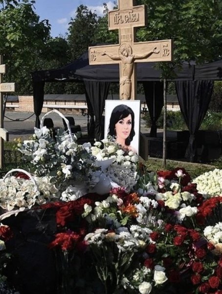 Дочь Анастасии Заворотнюк написала трогательное послание на 40 дней своей маме: «40 дней, как тебя ... - 3
