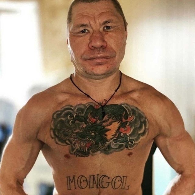 48-летний Олег Монгол поделился фотографией, сделанной два десятка лет назад, чтобы показать, как ... - 2