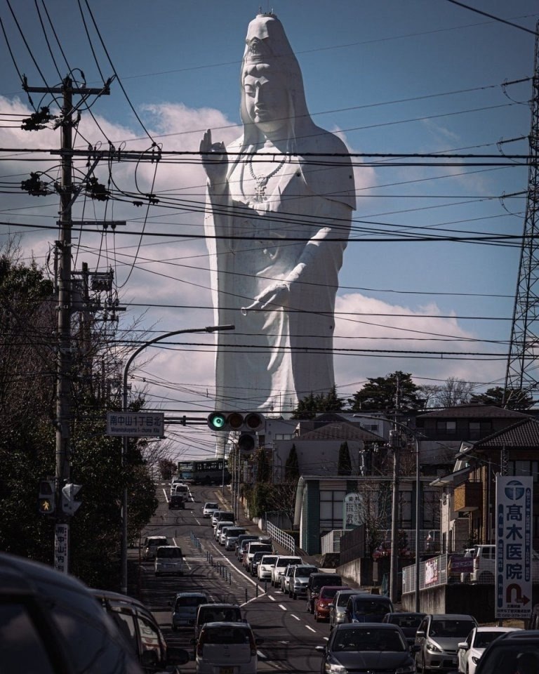 Эти фотографии — не генерации и не фотошоп.Так выглядит с разных ракурсов статуя богини Каннон в ... - 2