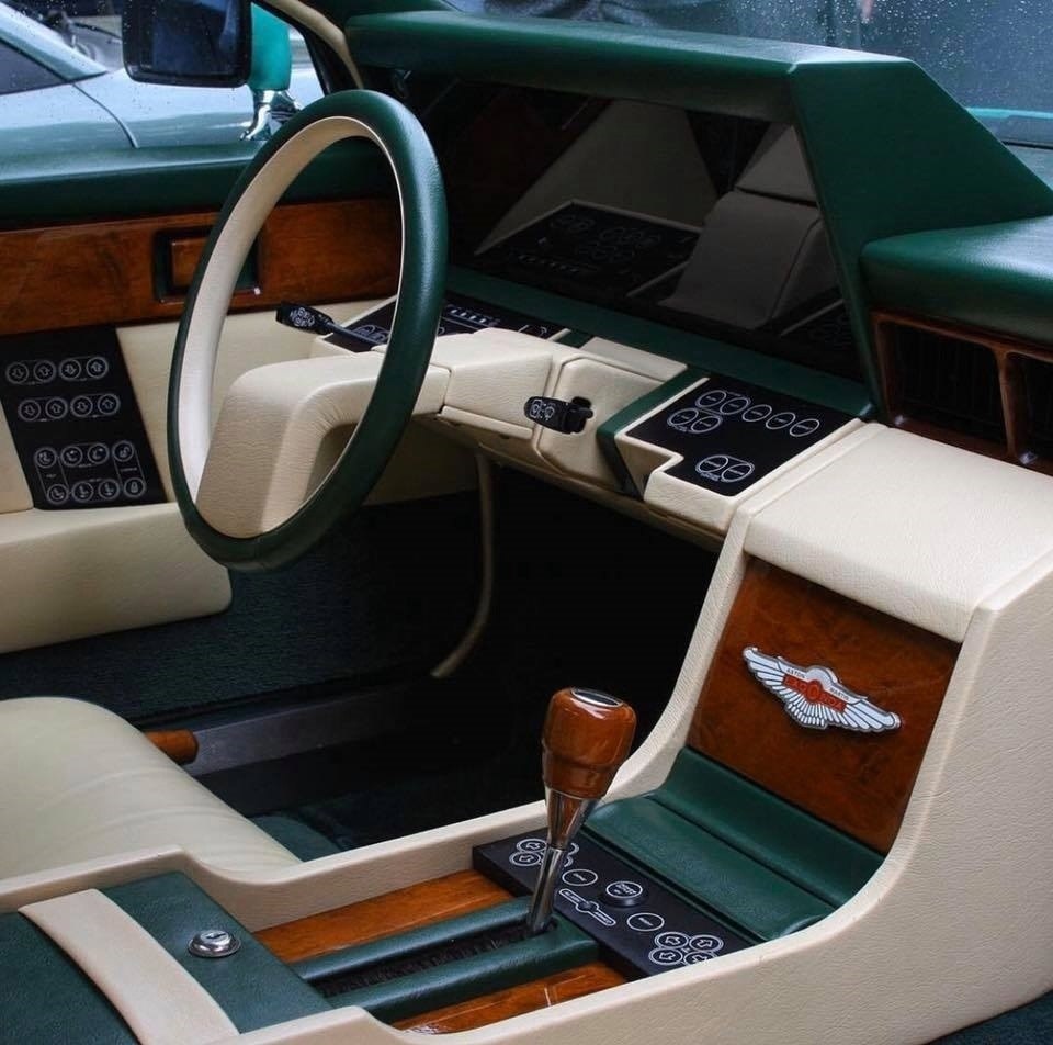  Aston Martin Lagonda 1982  .