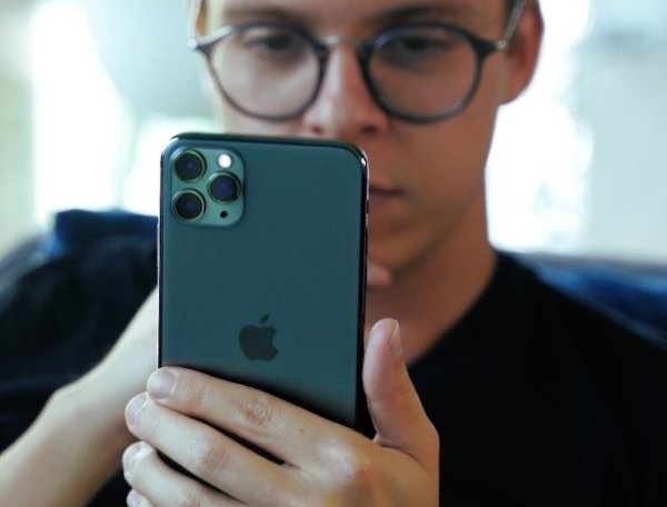 Британец подал иск против Apple после того, как его жена узнала о его изменах. Мужчина длительное ...