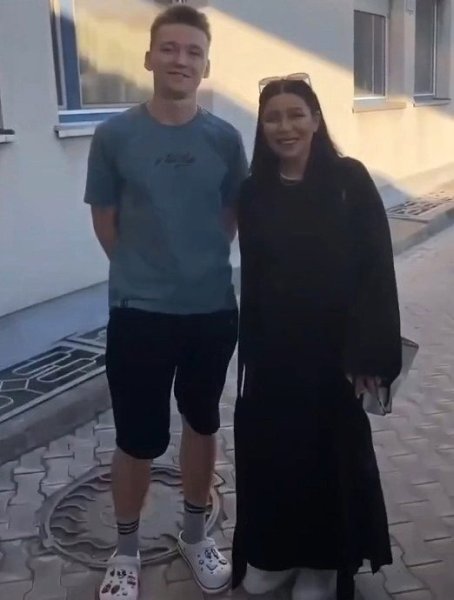 В сети появилось видео, на котором певица Ёлка попросила фаната не трогать её. Она объяснила, что ... - 3