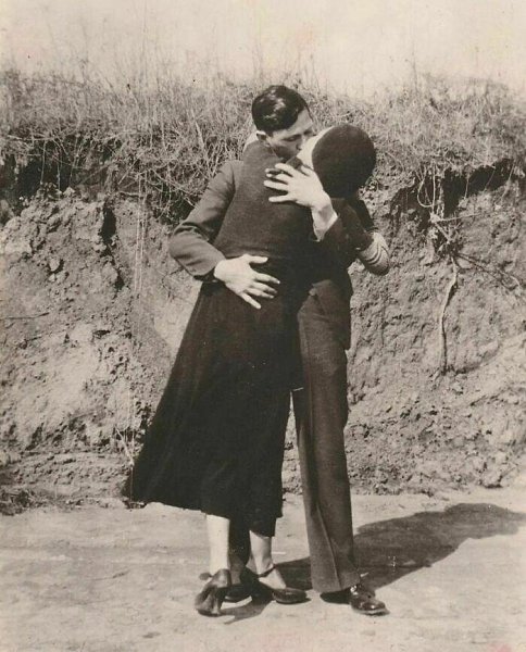 Последний поцелуй Бонни и Клайда за несколько часов до их смерти, 1934 год.