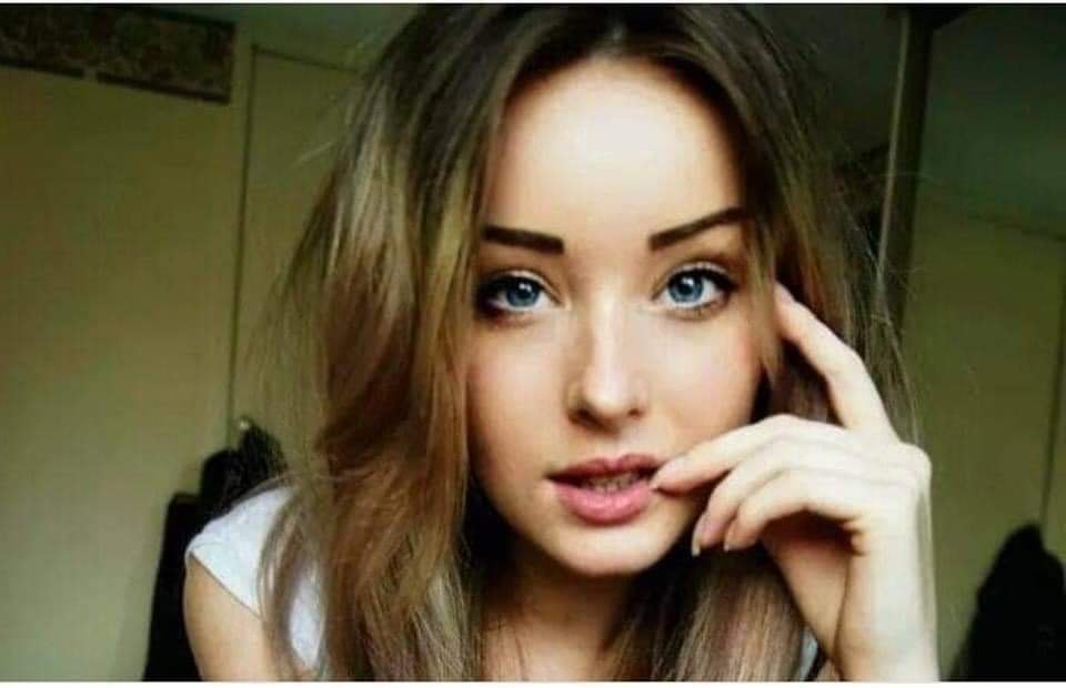 В ГОСТИ ПРИЕХАЛА ДЕРЗКАЯ ПЛЕМЯННИЦА.- А вы что - это едите? Капец! Это же прошлый век! Давайте ...