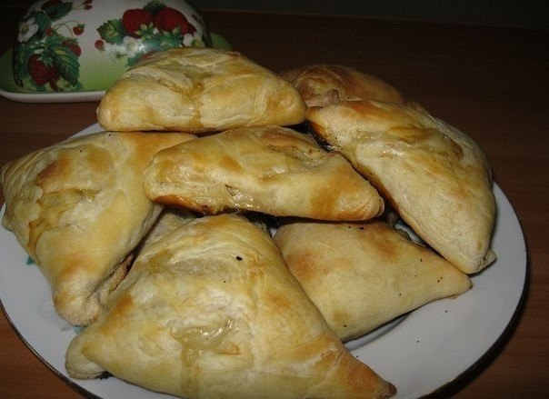 Самса вкусная.Для теста:-вода 1 стак.- соль 0,5 ч. л.- 1 ст. л. раст. масла- мука (замесить крутое ...
