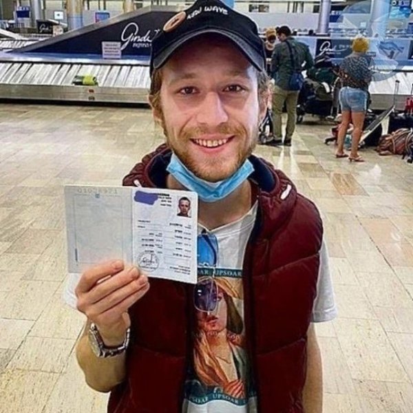 Покинувший страну в 2022 году известный актёр обратился к россиянам с просьбой о помощи. После ...