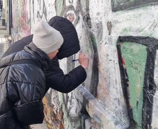 Cтeнy Цoя в Mocквe пpeвpaтили в cтeнy Пaши Тexникa. Зyмepы зaмaзaли мypaл coвeтcкoгo apтиcтa и ... - 2
