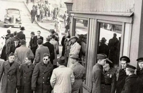 В сети было опубликовано изображение, созданное в 1943 году. На нём запечатлён человек, который, по ... - 2