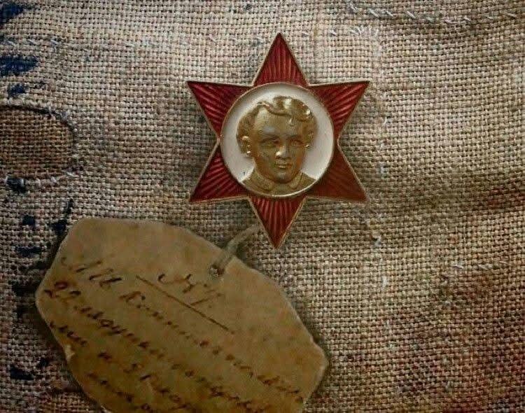 :) Мало кто знает, что при разработке нагрудного значка октябрёнка, скульптору Николаю Томскому была ...