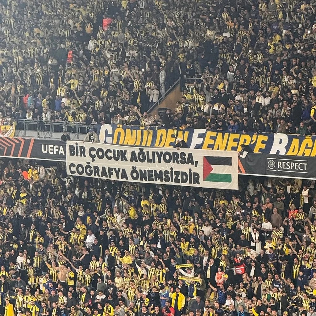 «Если ребенок плачет, география не имеет значения». Фанаты «Фенербахче» вывесили баннеры в поддержку ...