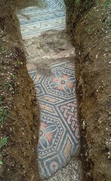 Во время прокладки труб в одном из районов Италии рабочие неожиданно наткнулись на древнеримскую ... - 3