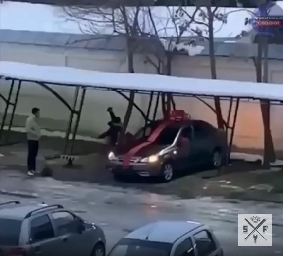 Женщина демонстративно разбила стекло подаренного мужем автомобиля. Причина — несоответствие ... - 2