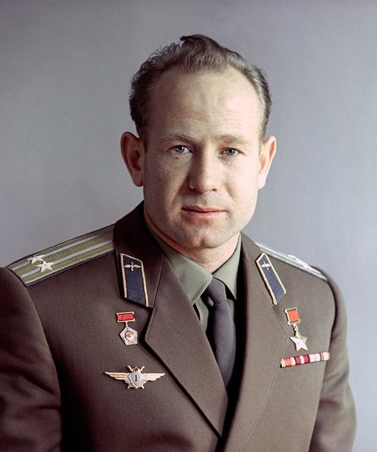 Алексей Леонов — советский космонавт, первый человек, вышедший в открытый космос. 91 год со дня ...