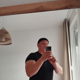 Andrii, 55, 