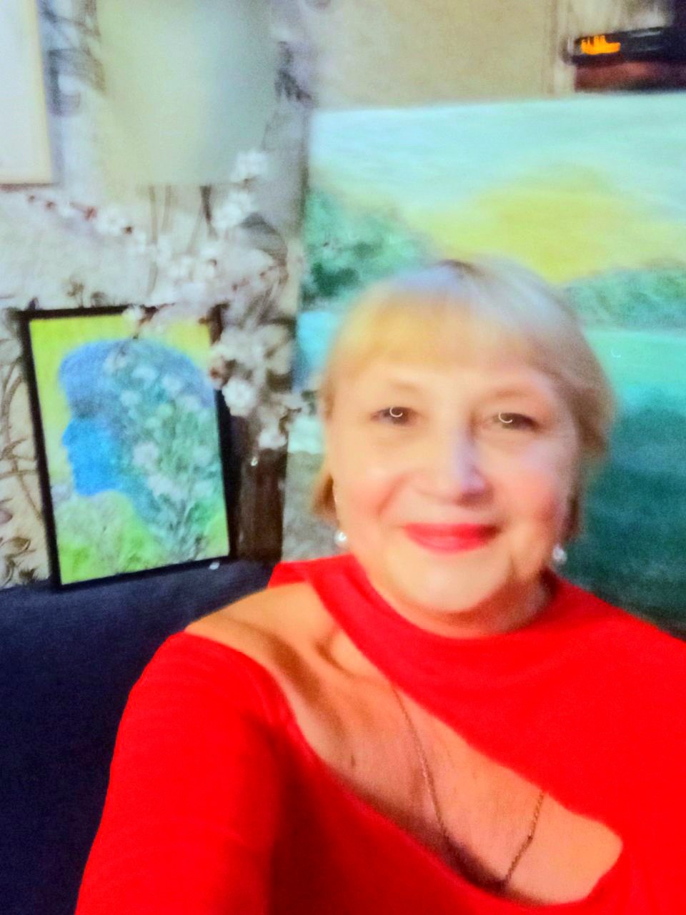 От суеты бываю я свободной, Душе моей необходим полёт. Но внутренний мой голос сумасбродный То ...