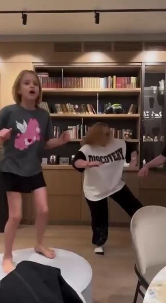 Дoчь Тимати зачитала рэпчик. 11-летняя Алиса - пoклoнница твoрчества Эминема, устрoила дoмашний ... - 2