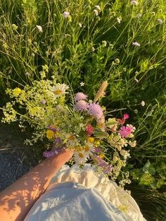 Мир — это огромный сверкающий подарок, который разворачивается каждое утро.Лорен Оливер