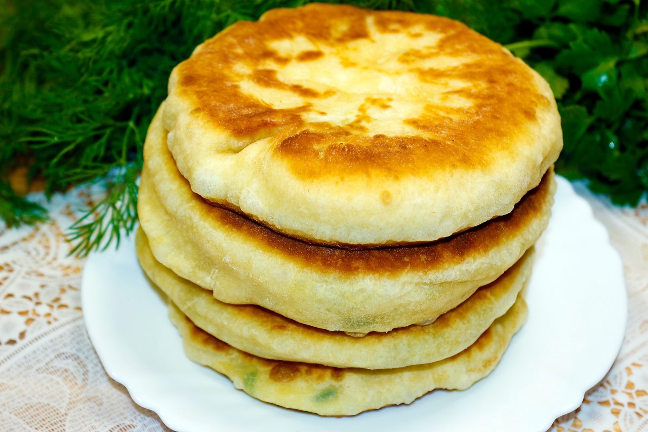 Вкусные лепешки на кефире.Приготовление: В емкость для приготовления теста влейте 500 мл кефира и ...