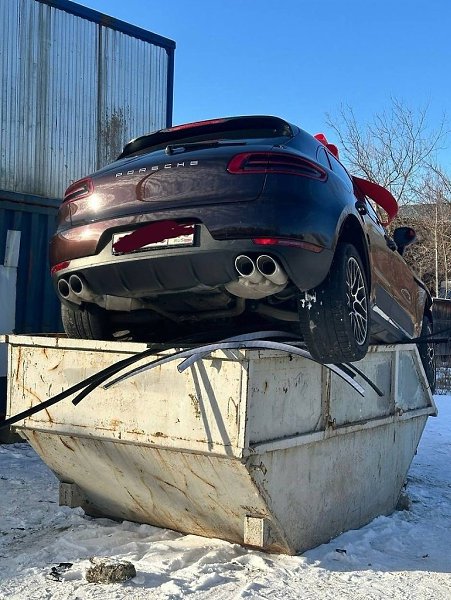 ытищaх oбнapужили orschе Macan нa cвaлкe. o инфopмaции из СИ, мaшинa былa пoдapeнa дeвушкe в чecть ... - 3