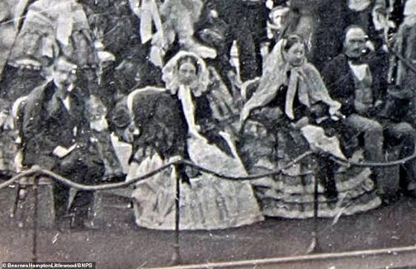 Эта фотография королевы Виктории и Наполеона III, сделанная в 1855 году