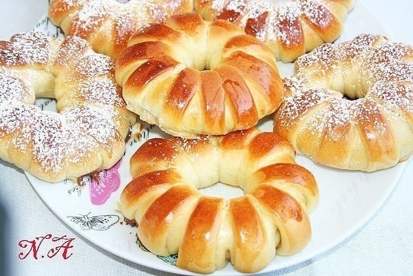БУЛОЧКИ С ВАРЁНОЙ СГУЩЁНКОЙ.количество 12-15 штук Тесто: 450 гр. пшеничной муки 5 гр. сухих ...
