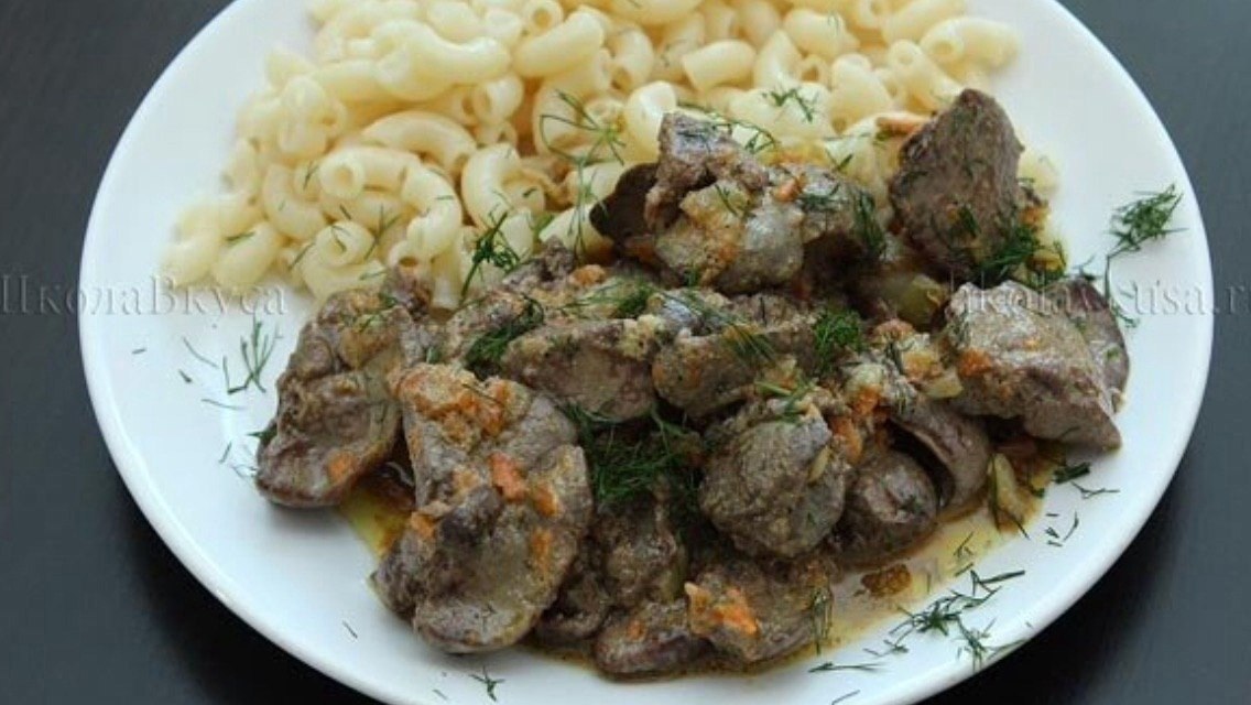 Куриная печень в сметане.Ингредиенты:Куриная печень - 1 кгЛук репчатый - 2 средних луковицыМорковь - ...