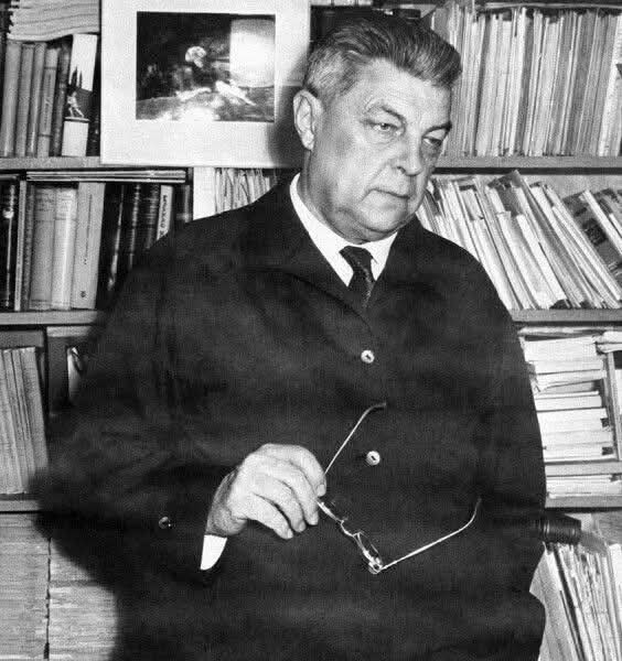 :) Чем ниже падает нравственность и достоинство в народе, тем сильнее старается он доказывать свое ...