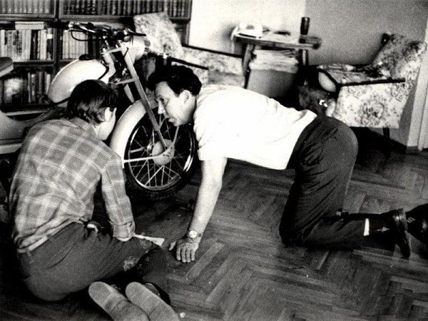 На снимке, сделанном 10 декабря 1972 года, Юрий Владимирович Никулин и его сын Максим ползут на ...