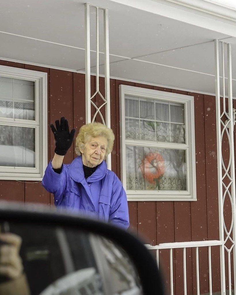 С 1991 по 2017 год фотограф Дианна Дайкман снимала один и тот же момент — прощания с родителями в ... - 9