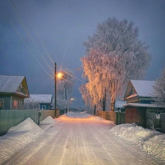 Дина Лукьяненко.В ДЕРЕВНЕ ПОМНЮ Я ЗИМУВ деревне помню я зиму.Дома стоят здесь у дороги.Дорога и дома ...
