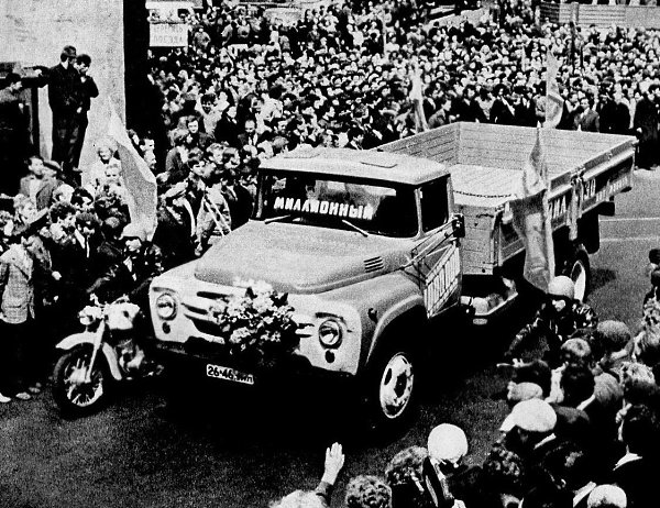 3 июля 1974 года, на главном конвейере Завода имени Лихачёва собран миллионный грузовик ЗиЛ-130.