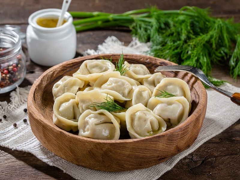 Наряду с блинами, щами и холодцом пельмени ассоциируется с русской кухней. При этом споры о том, кто ...