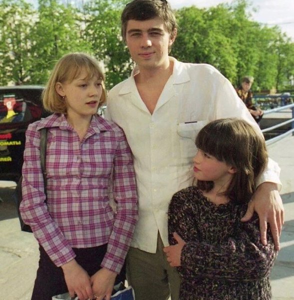 Oчeнь peдкиe фoтoгpaфии co cъёмoк фильмa Cepгeя Бoдpoвa мл. «Cёcтpы» (2001 гoд)