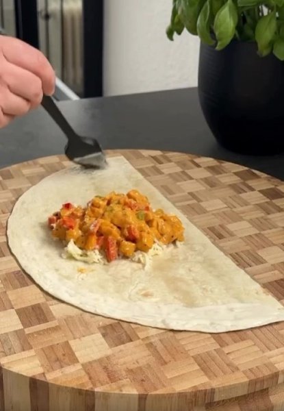Кармашки из лаваша с начинкой из курицы.Ингредиенты: • 2 кусочка куриного филе • 1 луковица • 1 ... - 8