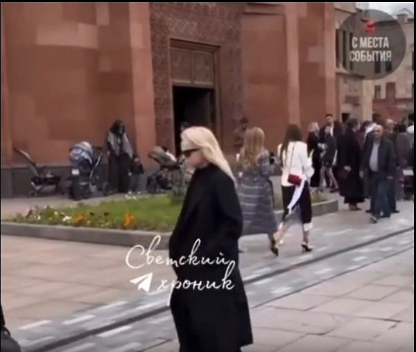 На прощании с Тиграном Кеосаяном фотограф, двигаясь задом, задел Ларису Долину. Исполнительница едва ... - 2