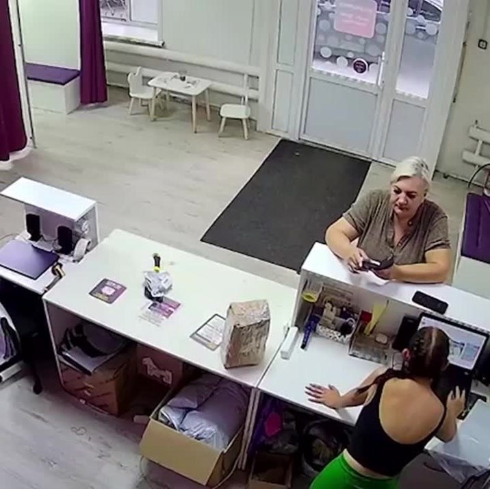 Сотрудница маркетплейса получила по голове коробкой гвоздей от недовольной клиентки. Сызрань. ...