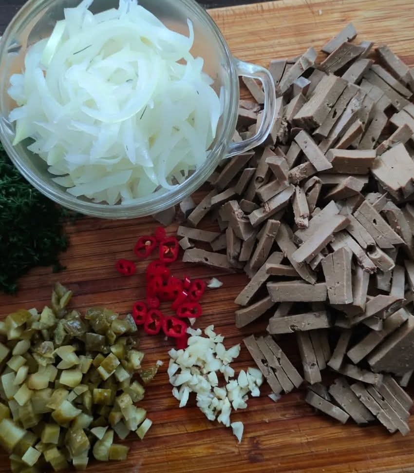 САЛАТ ИЗ ОТВАРНОЙ ПЕЧЕНИ.- 700 г говяжьей (свиной, куриной) печени- 2 больших луковицы- 2-3 солёных ...