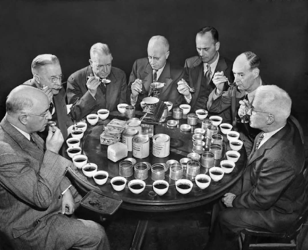 На этом историческом фото 1947 года запечатлено собрание профессиональных «титестеров» США за ...