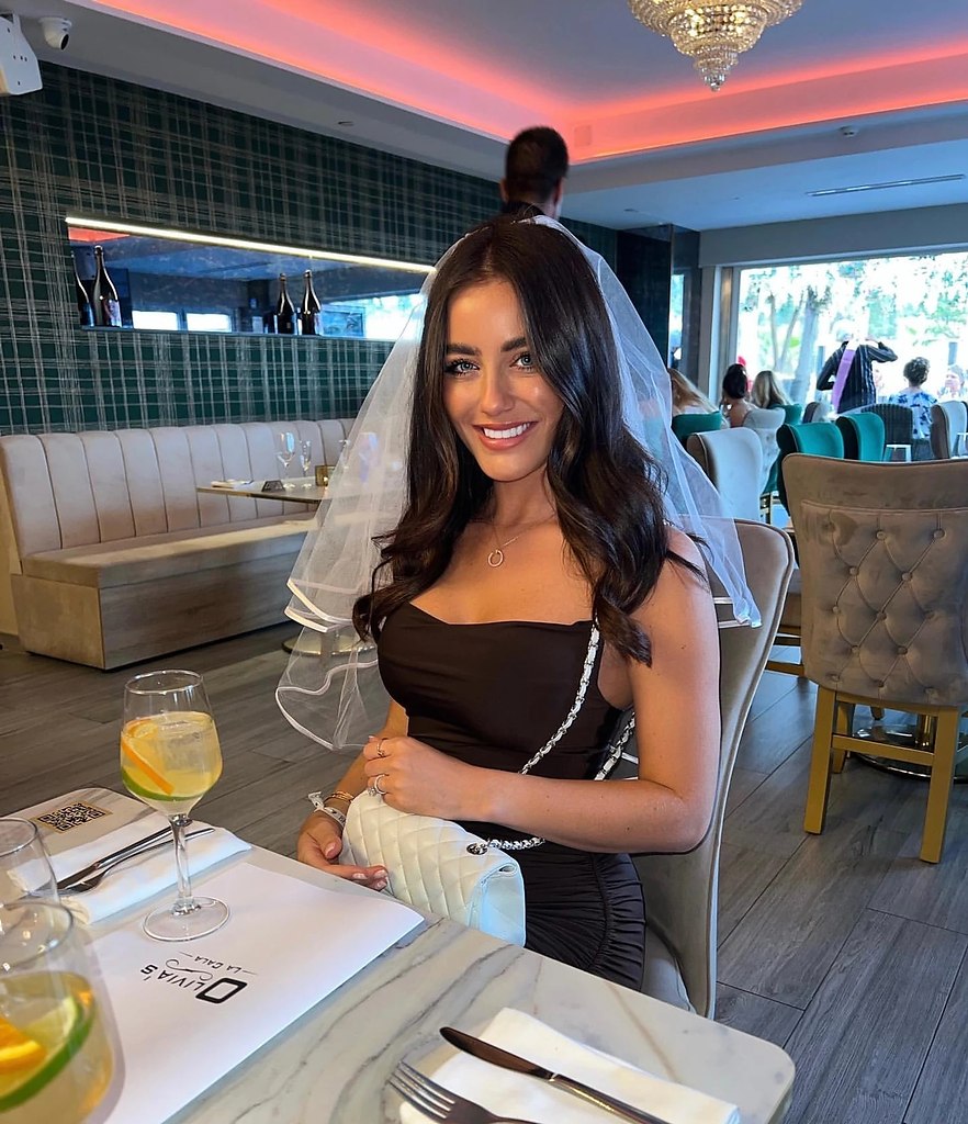 Ферн – жена Харри Магуайра. Знакомы с самого детства, вместе с тех времен, когда защитник только ... - 5