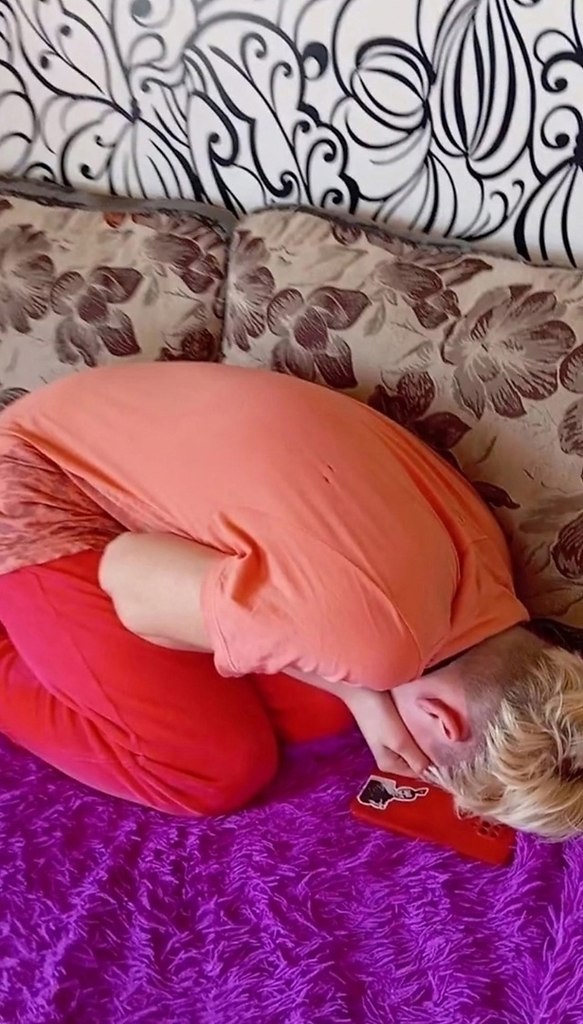 Жительница Волгограда разместила в интернете фотографии стола и коллекции игрушек своего 18-летнего ...