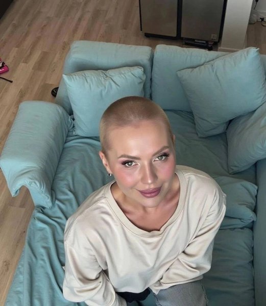 Карина Кросс побрила голову и стала похожа на Анну Седокову. 32-летняя блогер и певица решила ... - 3