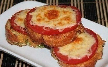 Гренки с помидорами и сыром к завтраку. Ингредиенты на 1 порцию: - 3 кусочка хлеба, лучше всего от ... - 6