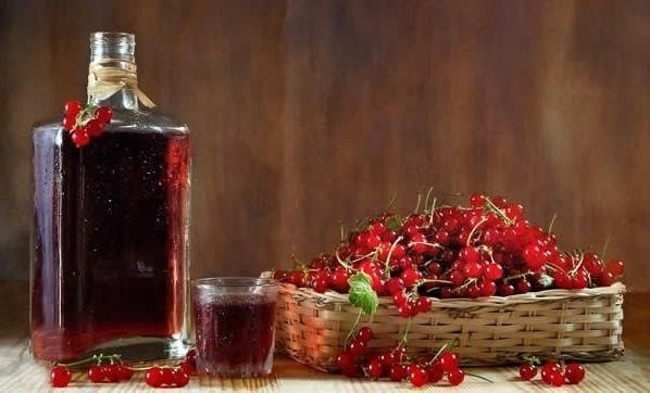 Ягодное вино .1-й день - 2,5 кг любых ягод измельчить (истолочь). добавить 50 г изюма (немытого) и ...